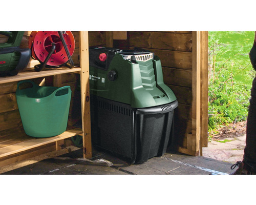 Gartenhäcksler in einem Holzschuppen zusammen mit einem Eimer und einer Kabeltrommel