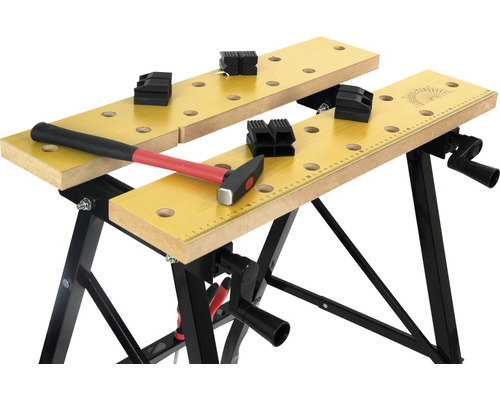 Werkbank mit Hammer und Spannbacken