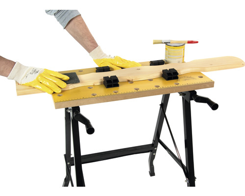 Werkbank mit Werkstück, Schleifpapier, Lackdose und Pinsel