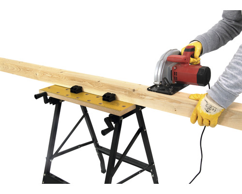 Handwerker sägt Holzbrett auf einer Werkbank mit einer Kreissäge.