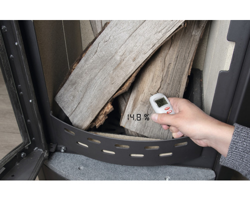 Un humidimètre à bois mesure l''humidité du bois dans un four à 14,8 pour cent