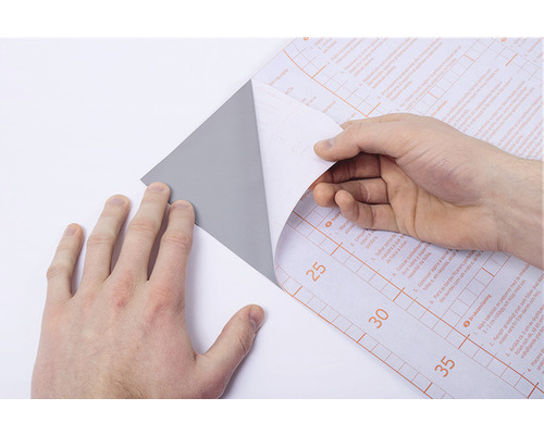 Selbstklebefolie wird von Hand abgezogen