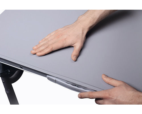 Detailansicht einer glatten Tischoberfläche mit einer Hand