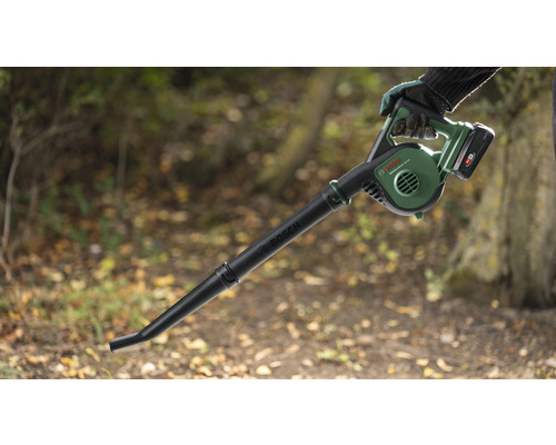 Bosch Akku Laubbläser im Einsatz im Garten