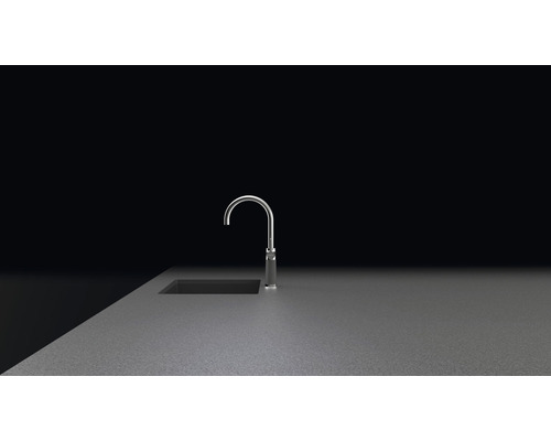 Robinet de cuisine en métal à côté d''un évier