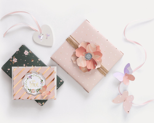 Cadeaux emballés de manière décorative et carte de vœux pour des occasions spéciales