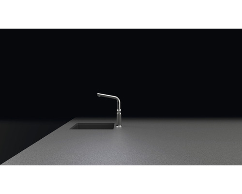 Robinet de cuisine en métal sur plan de travail avec évier