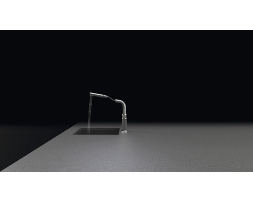 Wasserhahn aus Metall mit fließendem Wasser in einem Waschbecken