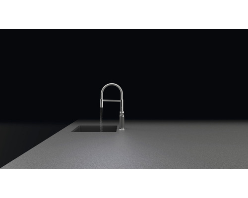 Robinet de cuisine avec eau du robinet au-dessus de l''évier