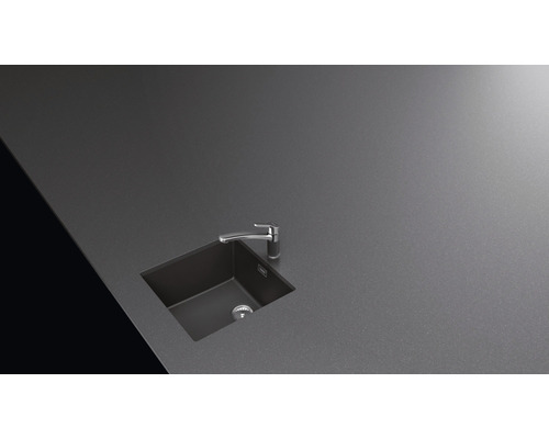 Évier avec robinet dans un plan de travail