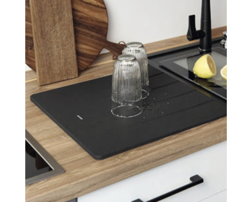 Tapis égouttoir avec deux verres dans une scène de cuisine