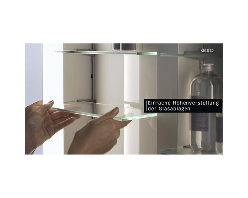 Person justiert Glasablage im Keuco Spiegelschrank