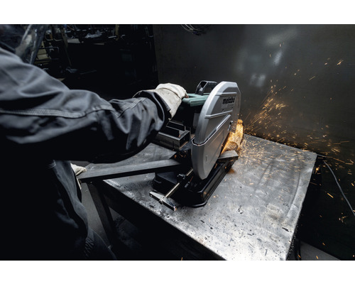 Scie à métaux Metabo en cours d''utilisation pour couper du métal