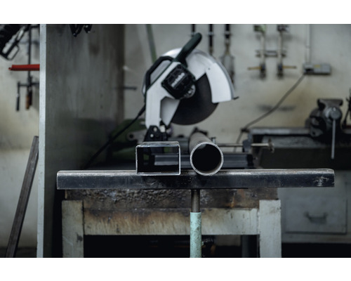 Scie circulaire à métaux avec tube métallique et tube carré sur établi