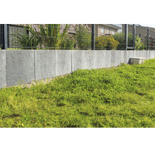 Clôture en béton avec grillage à double fil et pelouse