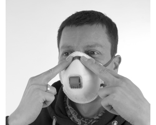 Un homme ajuste son masque respiratoire