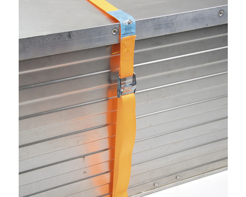 Caisse en aluminium avec sangle d''arrimage pour sécuriser le chargement