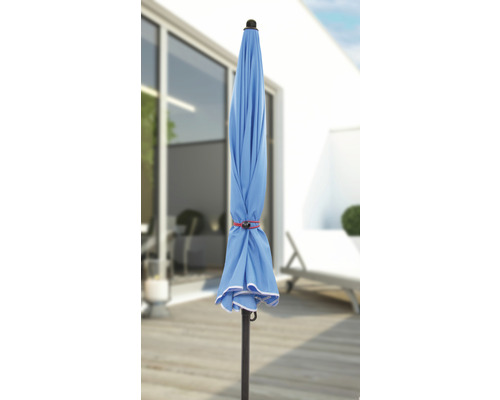 Parasol fermé sur une terrasse