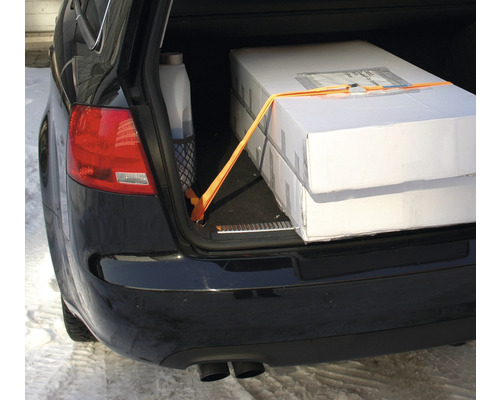 Sécurisation du chargement dans le coffre avec une sangle d''arrimage et des cartons