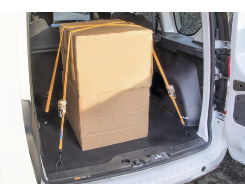 Deux cartons dans l''espace de chargement d''une camionnette, sécurisés par des sangles d''arrimage
