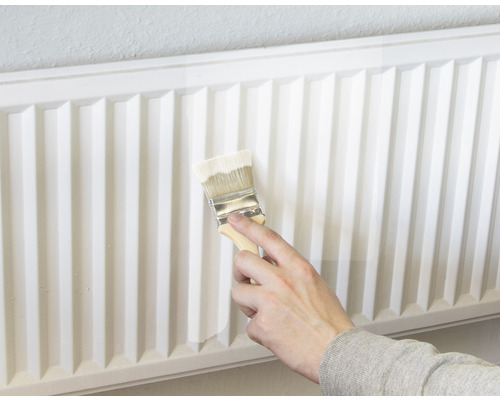 Peindre un radiateur avec un pinceau