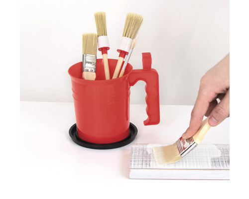 Des pinceaux et un porte-pinceaux sont utilisés pour peindre le bois