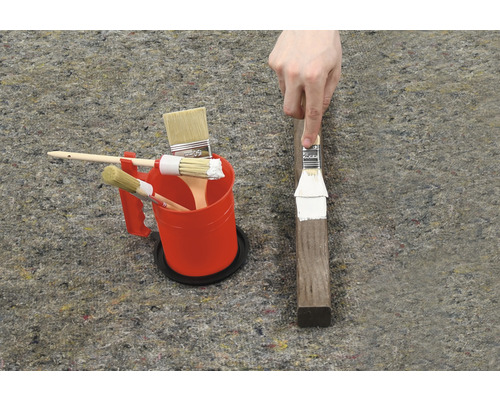 Application de peinture avec un pinceau et un gobelet à peinture