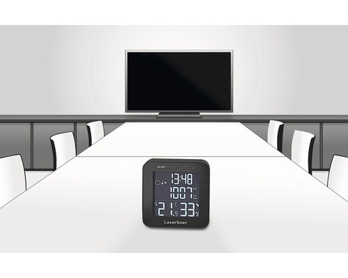 Laserliner AirMonitor CO2 sur une table devant un téléviseur