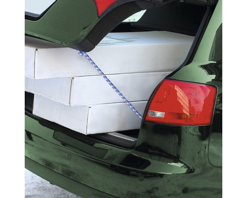 Sécurisation du chargement avec un sandow dans le coffre d''une voiture avec plusieurs cartons.