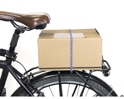 Paquet sur un porte-bagages avec tendeur