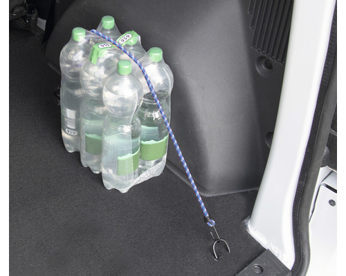 Un pack d''eau minérale est sécurisé avec une sandow dans le coffre d''une voiture.