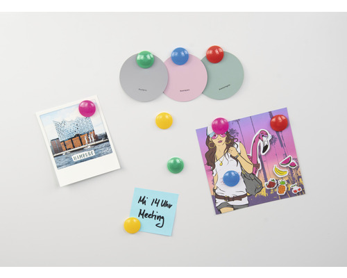 Différents aimants sur un tableau magnétique