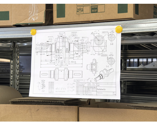Dessin technique d''un vilebrequin, fixé avec des punaises sur une étagère
