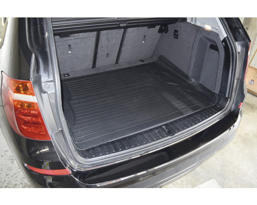 Kofferraumwanne im Kofferraum eines Autos.