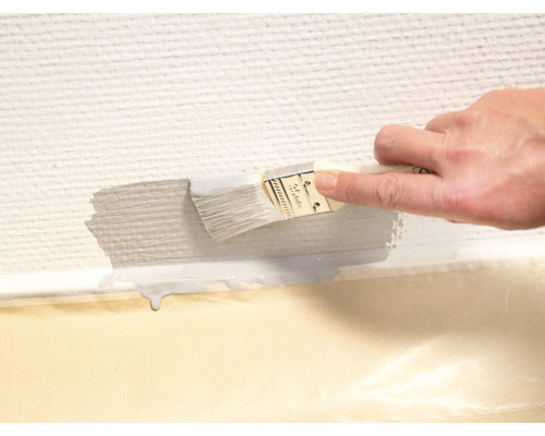 Peindre un mur avec un pinceau