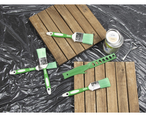 Scène avec des carreaux en bois, des pinceaux, un pot de peinture et des outils pour mélanger la peinture