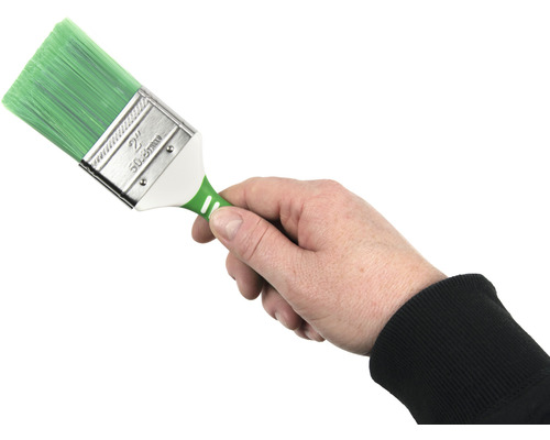 Main tenant un pinceau