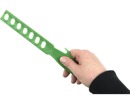 Main tenant une spatule à trous