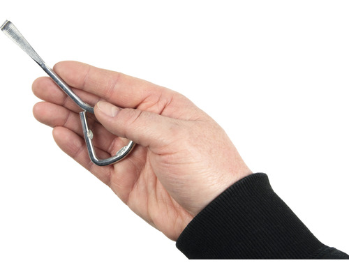 Main tenant un outil de dépose des joints d''étanchéité