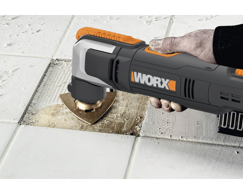 Worx Logo. Multifunktionswerkzeug im Einsatz zum Entfernen von Fliesen