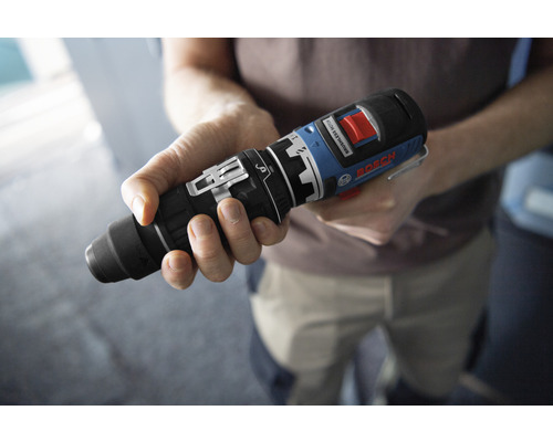 Personne tenant une visseuse sans fil dans sa main.