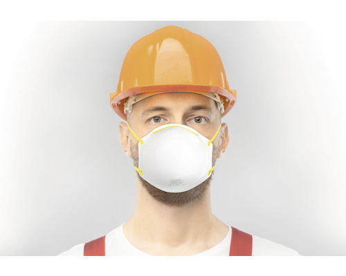 Homme avec casque de protection et masque respiratoire