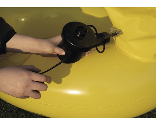 Person pumpt ein aufblasbares Produkt mit einer Luftpumpe auf