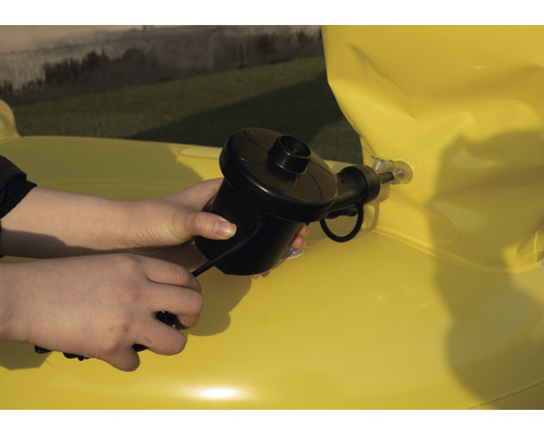 Aufblasen eines gelben aufblasbaren Artikels mit einer schwarzen elektrischen Luftpumpe