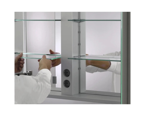 Installation d''une armoire de toilette avec étagères en verre et prises électriques