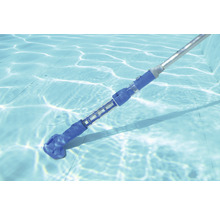 Aspirateur de piscine dans la piscine