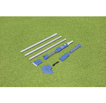 Aspirateur de piscine avec accessoires sur gazon