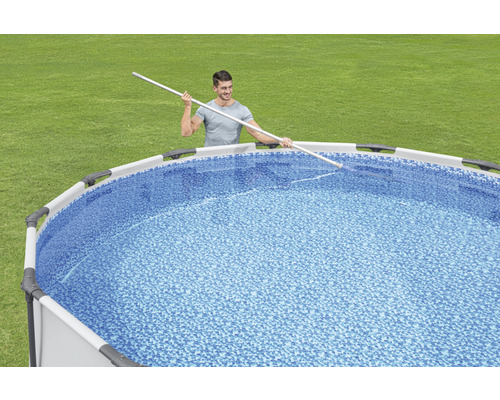 Mann reinigt Aufstellpool mit Teleskopstange