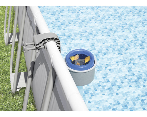 Pool Skimmer hängt an einem Framepool und sammelt Blätter