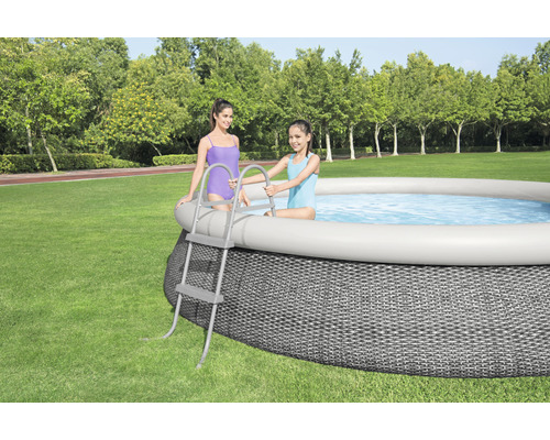 Aufstellpool mit Leiter im Garten mit zwei Personen